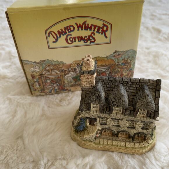 David Winter Cottages Burns' Reading Room January British Traditions With Box - Picture 1 of 11